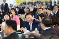 윤석열 대통령이 23일 서울 용산 대통령실 잔디마당에서 열린 ‘2024 대한민국 중소기업인대회’에서 참석자들과 대화하고 있다.