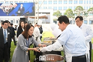 윤석열 대통령이 24일 서울 용산 대통령실 잔디마당에서 열린 ‘대통령의 저녁 초대’ 출입기자단 초청 만찬 간담회에서 취재진에게 김치찌개를 배식하고 있다.