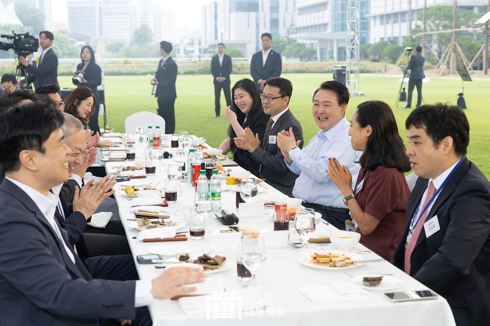 윤석열 대통령이 24일 서울 용산 대통령실 잔디마당에서 열린 ‘대통령의 저녁 초대’ 출입기자단 초청 만찬 간담회에서 참석자들과 대화하고 있다. 