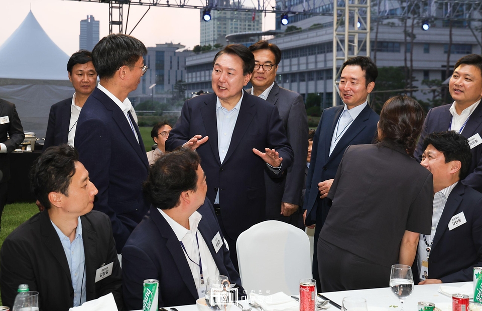 윤석열 대통령이 24일 서울 용산 대통령실 잔디마당에서 열린 ‘대통령의 저녁 초대’ 출입기자단 초청 만찬 간담회에서 기자들과 환담하고 있다. 