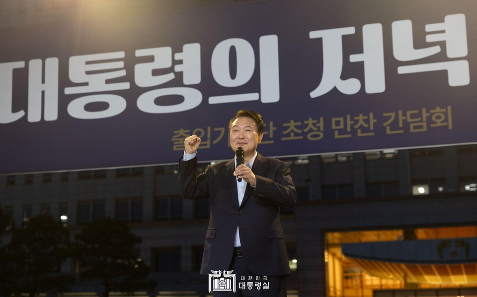 윤석열 대통령이 24일 서울 용산 대통령실 잔디마당에서 열린 ‘대통령의 저녁 초대’ 출입기자단 초청 만찬 간담회에서 마무리 발언을 하고 있다.