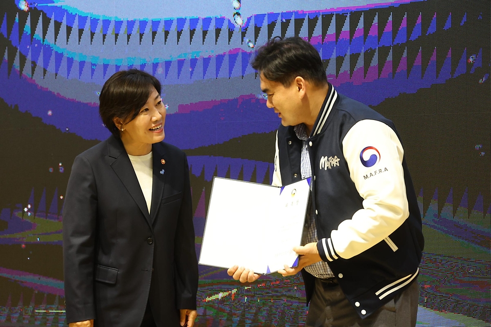 송미령 농림축산식품부 장관이 27일 충남 천안시 연암대학교에서 열린 ‘스마트축산 청년 서포터즈’ 제1기 출범식에서 서포터즈에게 위촉장을 수여하고 있다.