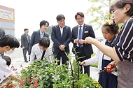 조재호 농촌진흥청장이 22일 충남 천안시 천안능수초등학교를 방문, 초등생들과 학교 텃밭에서 기른 채소를 수확하는 프로그램에 참여하고 있다.