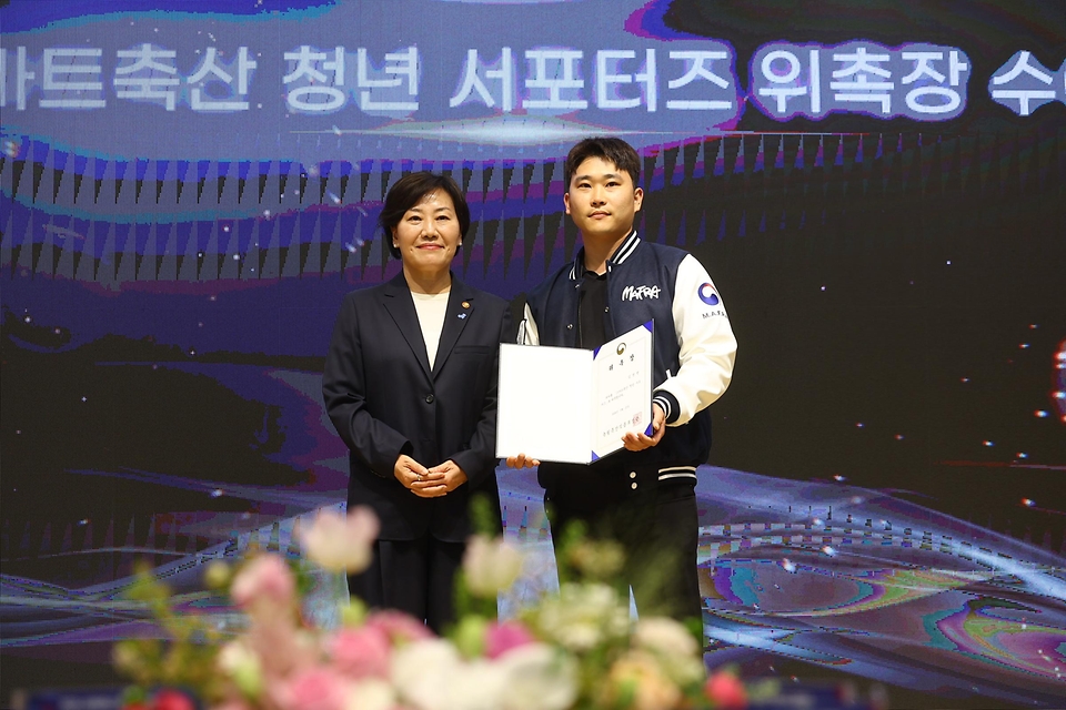 송미령 농림축산식품부 장관이 27일 충남 천안시 연암대학교에서 열린 ‘스마트축산 청년 서포터즈’ 제1기 출범식에서 서포터즈에게 위촉장을 수여한 뒤 기념 촬영을 하고 있다.