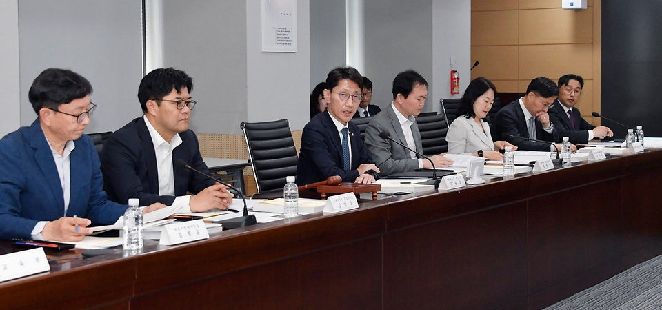 김윤상 기획재정부 차관이 28일 서울 중구 한국재정정보원에서 열린 ‘2024년 제1차 보조금관리위원회’를 주재하고 있다. 