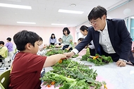 조재호 농촌진흥청장이 22일 충남 천안시 천안능수초등학교를 방문, 초등생들과 채소꽃다발 만들기 프로그램에 참여하고 있다.