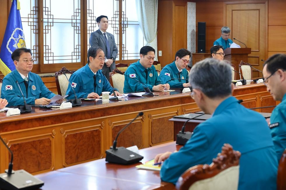 한덕수 국무총리가 29일 서울 종로구 정부서울청사에서 열린 ‘의사집단행동 중앙재난안전대책본부 회의’를 주재하고 있다.