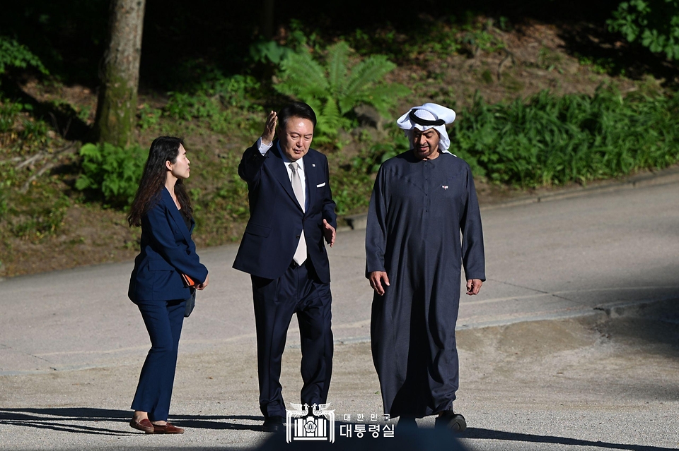 윤석열 대통령이 28일 서울 종로구 창덕궁 후원 부용지 일원에서 모하메드 빈 자이드 알 나하얀(Mohamed bin Zayed Al Nahyan) 아랍에미리트(UAE) 대통령과 친교 일정으로 산책을 하고 있다. 