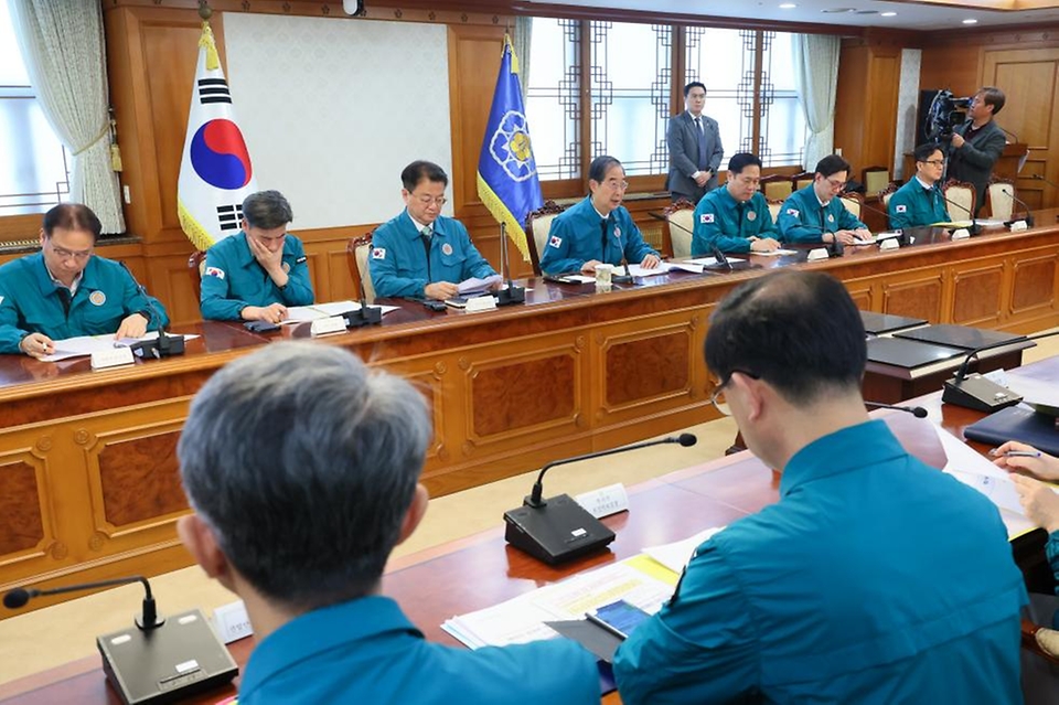 한덕수 국무총리가 29일 서울 종로구 정부서울청사에서 열린 ‘의사집단행동 중앙재난안전대책본부 회의’를 주재하고 있다.