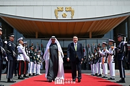 윤석열 대통령과 모하메드 빈 자이드 알 나하얀(Mohammed bin Zayed Al Nahyan) 아랍에미리트(UAE) 대통령이 29일 서울 용산 대통령실 청사 앞 잔디마당에서 열린 ‘UAE 대통령 국빈 방한 공식 환영식’에서 환영식장으로 향하고 있다.