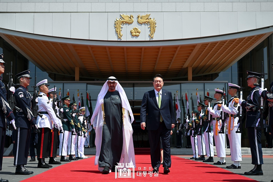 윤석열 대통령과 모하메드 빈 자이드 알 나하얀(Mohammed bin Zayed Al Nahyan) 아랍에미리트(UAE) 대통령이 29일 서울 용산 대통령실 청사 앞 잔디마당에서 열린 ‘UAE 대통령 국빈 방한 공식 환영식’에서 환영식장으로 향하고 있다.