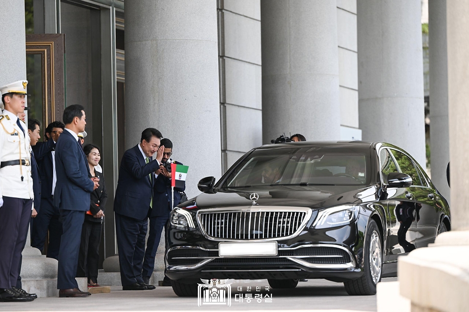 윤석열 대통령이 29일 청와대 영빈관에서 열린 국빈 오찬을 마치고 모하메드 빈 자이드 알 나하얀(Mohammed bin Zayed Al Nahyan) 아랍에미리트(UAE) 대통령을 환송하고 있다. 