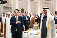 윤석열 대통령이 29일 청와대 영빈관에서 열린 ‘모하메드 빈 자이드 알 나하얀(Mohammed bin Zayed Al Nahyan) 아랍에미리트(UAE) 대통령 국빈 오찬’에서 국기에 경례하고 있다.