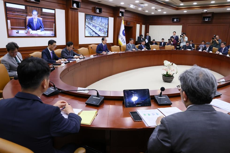 한덕수 국무총리가 30일 서울 종로구 정부서울청사에서 열린 ‘제40회 국정현안관계장관회의’를 주재하고 있다.