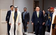 윤석열 대통령이 29일 서울 용산 대통령실 청사에서 열린 ‘한-아랍에미리트(UAE) 협정 및 양해각서(MOU) 체결식’에 모하메드 빈 자이드 알 나하얀(Mohammed bin Zayed Al Nahyan) 아랍에미리트(UAE) 대통령과 함께 참석하고 있다. 