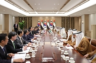 윤석열 대통령과 모하메드 빈 자이드 알 나하얀(Mohammed bin Zayed Al Nahyan) 아랍에미리트(UAE) 대통령이 29일 서울 용산 대통령실 청사에서 ‘한-UAE 정상회담’을 하고 있다.