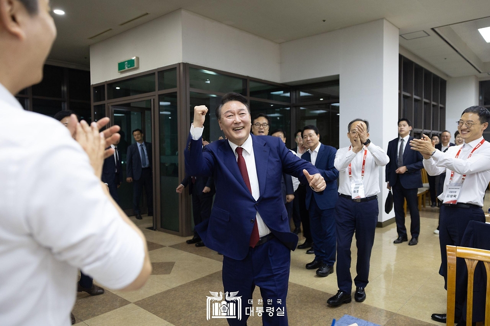 윤석열 대통령이 30일 충남 천안시 재능교육연수원에서 열린 ‘제22대 국민의힘 국회의원 워크숍’에서 만찬을 마친 뒤 세리머니를 하고 있다. 