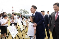 윤석열 대통령이 30일 경남 사천시 항공우주박물관에서 열린 ‘미래세대와 함께하는 우주항공 축제’에서 아이들과 기념 촬영을 하고 있다.