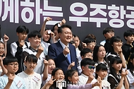 윤석열 대통령이 30일 경남 사천시 항공우주박물관에서 열린 ‘미래세대와 함께하는 우주항공 축제’에서 어린이들과 기념 촬영을 하고 있다. 