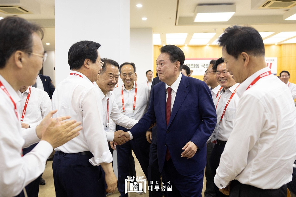 윤석열 대통령이 30일 충남 천안시 재능교육연수원에서 열린 ‘제22대 국민의힘 국회의원 워크숍’에서 참석 의원들과 인사하고 있다.