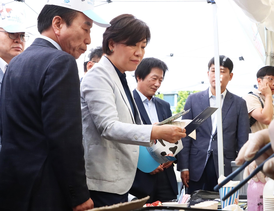 송미령 농림축산식품부 장관이 2일 경기 고양시 일산문화광장에서 열린 제9회 밀크앤치즈페스티벌에 참석해 체험 프로그램을 둘러보고 있다.