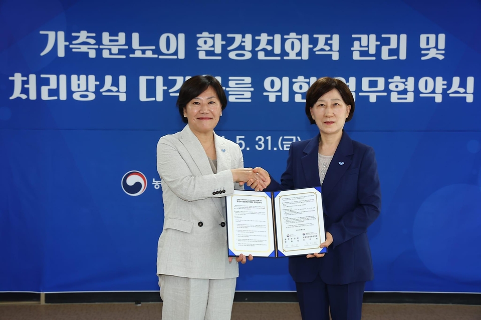 송미령 농림축산식품부 장관이 31일 충남 논산시 논산 계룡 축협자연순환농업센터에서 한화진 환경부 장관과 ‘가축분뇨의 환경친화적 관리 및 처리방식 다각화를 위한 업무협약’을 체결한 뒤 기념 촬영하고 있다. 