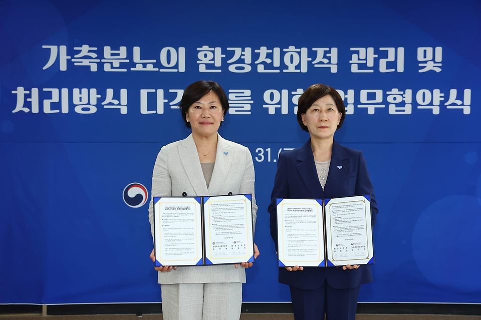 송미령 농림축산식품부 장관이 31일 충남 논산시 논산 계룡 축협자연순환농업센터에서 한화진 환경부 장관과 ‘가축분뇨의 환경친화적 관리 및 처리방식 다각화를 위한 업무협약’을 체결한 뒤 기념 촬영하고 있다. 