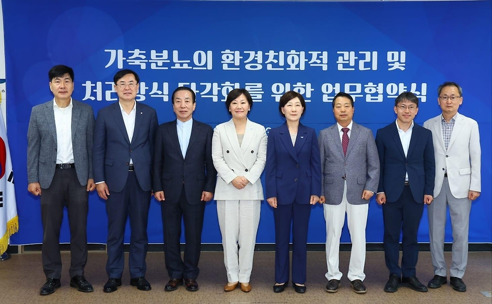 송미령 농림축산식품부 장관이 31일 충남 논산시 논산 계룡 축협자연순환농업센터에서 한화진 환경부 장관과 ‘가축분뇨의 환경친화적 관리 및 처리방식 다각화를 위한 업무협약’을 체결한 뒤 기념 촬영하고 있다. 