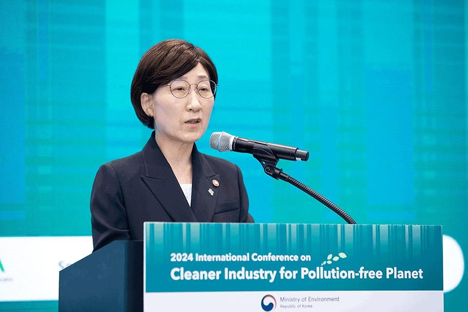 한화진 환경부 장관이 3일 서울 강남구 코엑스에서 열린 ‘2024년 통합환경관리 국제콘퍼런스’에 참석해 개회사를 하고 있다.