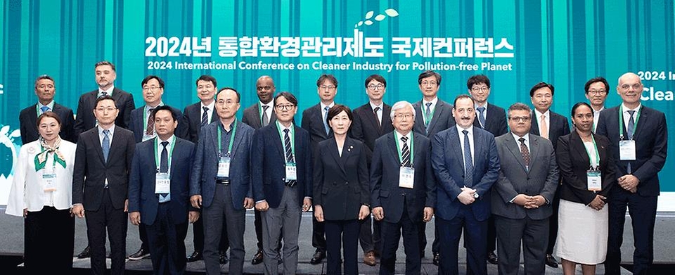 한화진 환경부 장관이 3일 서울 강남구 코엑스에서 열린 ‘2024년 통합환경관리 국제콘퍼런스’에 참석해 이경호 KBCSD 회장, 송두근 삼성전자 EHS센터장 등 국내·외 참석자들과 기념 촬영을 하고 있다. 
