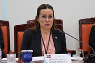 마리안네 시베트쉰 내스(Marianne Sivertsen Næss) 노르웨이 통상산업수산부 장관이 3일 정부세종청사에서 강도형 해양수산부 장관과 대화하고 있다.