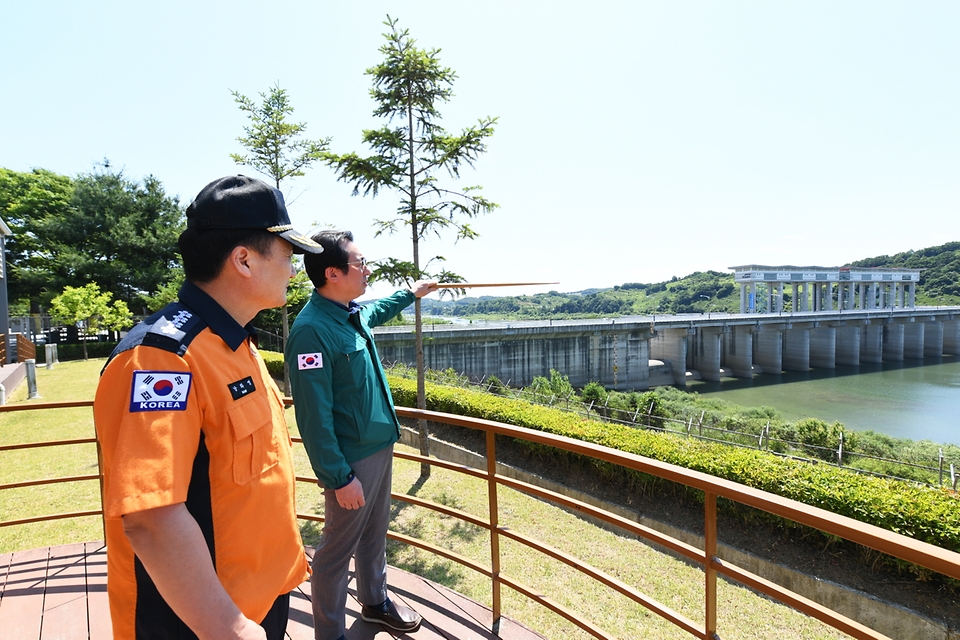 남화영 소방청장이 4일 경기 연천군 군남댐을 찾아 여름철 자연재난 대비 점검을 하고 있다. 