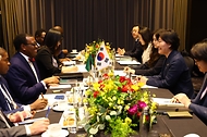 송미령 농림축산식품부 장관이 4일 서울에서 아킨우미 아데시나(Akinwumi Adesina) 아프리카개발은행(AfDB) 총재를 만나 면담하고 있다.