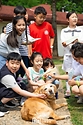어린이들이 5일 서울 용산어린이정원에서 열린 ‘어린이 환경·생태 교육관’ 개관 행사에서 김건희 여사의 반려견 새롬이를 쓰다듬고 있다.
