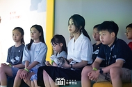 김건희 여사가 5일 서울 용산어린이정원에서 열린 ‘어린이 환경·생태 교육관’ 개관 행사에서 어린이들과 환경 위기와 회복에 대한 영상을 시청하고 있다.