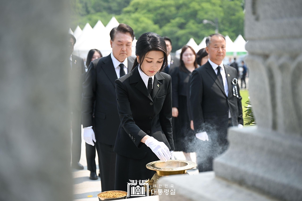 김건희 여사가 6일 서울 동작구 국립서울현충원에서 ‘제69회 현충일 추념식’을 마친 뒤 현충원 내 학도의용군 무명용사탑을 참배하며 분향하고 있다. 