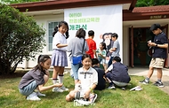 어린이들이 5일 서울 용산어린이정원에서 열린 ‘어린이 환경·생태 교육관’ 개관 행사에 참석해 있다.