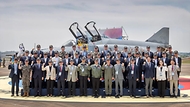 신원식 국방부 장관이 7일 경기 수원시 공군 10전투비행단에서 열린 ‘F-4 팬텀 퇴역식’에서 참석자들과 기념 촬영을 하고 있다.