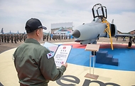 신원식 국방부 장관이 7일 경기 수원시 공군 10전투비행단에서 열린 ‘F-4 팬텀 퇴역식’에서 마지막 비행임무를 마친 F-4E 팬텀 전투기에게 명예전역장을 전달하고 있다.