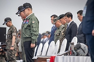 신원식 국방부 장관이 7일 경기 수원시 공군 10전투비행단에서 열린 ‘F-4 팬텀 퇴역식’에서 묵념하고 있다.