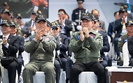 신원식 국방부 장관이 7일 경기 수원시 공군 10전투비행단에서 열린 ‘F-4 팬텀 퇴역식’에서 박수를 치고 있다.