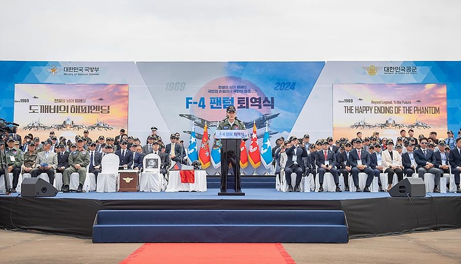 신원식 국방부 장관이 7일 경기 수원시 공군 10전투비행단에서 열린 ‘F-4 팬텀 퇴역식’에서 축사를 하고 있다.