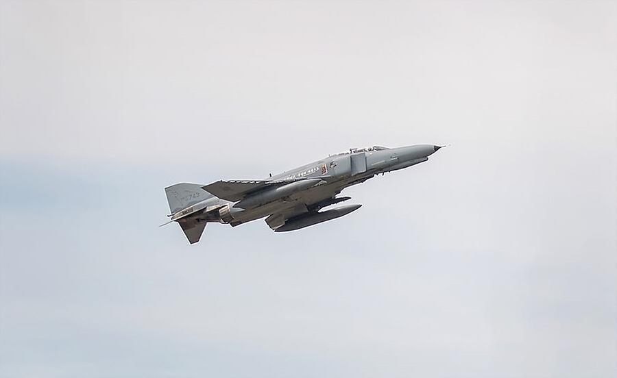 F-4E 팬텀 전투기가 7일 경기 수원시 공군 10전투비행단에서 열린 ‘F-4 팬텀 퇴역식’에서 마지막 비행 임무를 위해 힘차게 이륙해 공중으로 향하고 있다. 