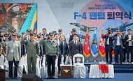 신원식 국방부 장관이 7일 경기 수원시 공군 10전투비행단에서 열린 ‘F-4 팬텀 퇴역식’에서 경례하고 있다.