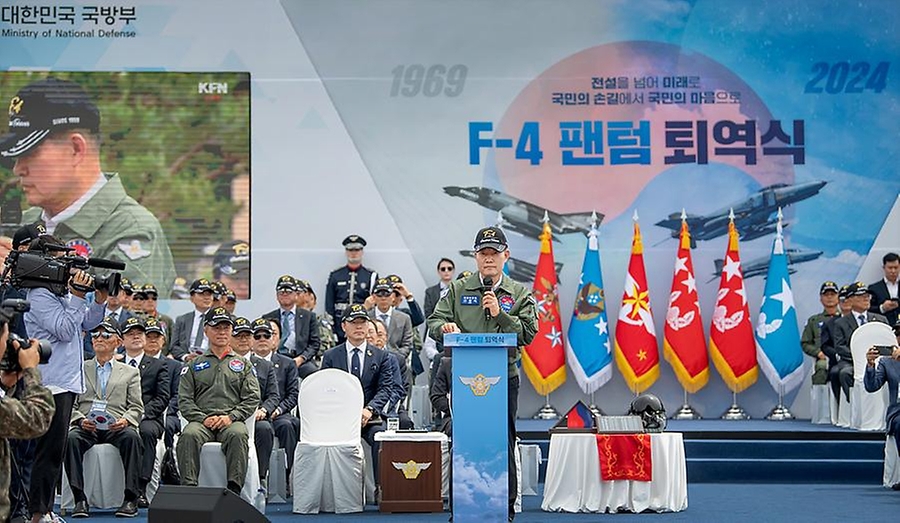 신원식 국방부 장관이 7일 경기 수원시 공군 10전투비행단에서 열린 ‘F-4 팬텀 퇴역식’에서 축사를 하고 있다.