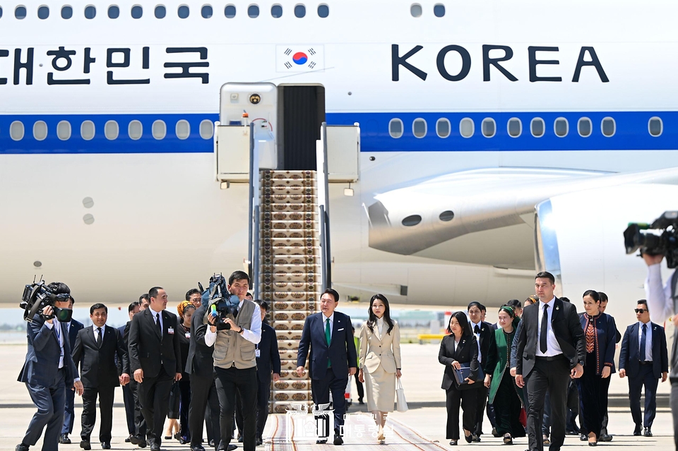 윤석열 대통령과 김건희 여사가 10일(현지시간) 투르크메니스탄 아시가바트 공항에 도착해 공항을 빠져나가고 있다.