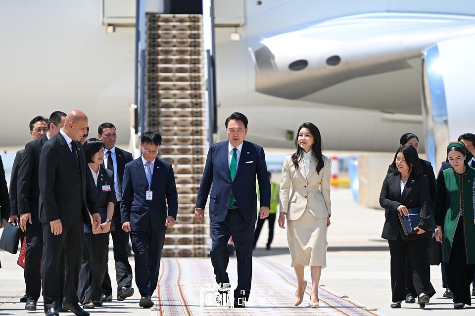 윤석열 대통령과 김건희 여사가 10일(현지시간) 투르크메니스탄 아시가바트 공항에 도착해 공항을 빠져나가고 있다.
