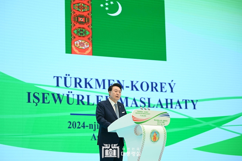 윤석열 대통령이 11일(현지시간) 투르크메니스탄 아시카바트의 상공회의소에서 열린 ‘한-투르크메니스탄 비즈니스 포럼’에서 기조연설을 하고 있다.