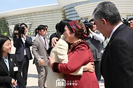 김건희 여사가 11일(현지시간) 투르크메니스탄 아시가바트 국제공항에서 카자흐스탄으로 떠나기 전 투르크메니스탄 국가최고지도자 겸 인민이사회 의장인 구르반굴리 베르디무함메도프(Gurbanguly Berdymukhammedov) 전 대통령의 배우자와 포옹하며 작별 인사를 나누고 있다. 