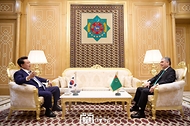 윤석열 대통령이 11일(현지시간) 투르크메니스탄 아시가바트 한 호텔에서 투르크메니스탄 국가최고지도자 겸 인민이사회 의장인 구르반굴리 베르디무함메도프(Gurbanguly Berdymukhammedov) 전 대통령과 면담하고 있다. 